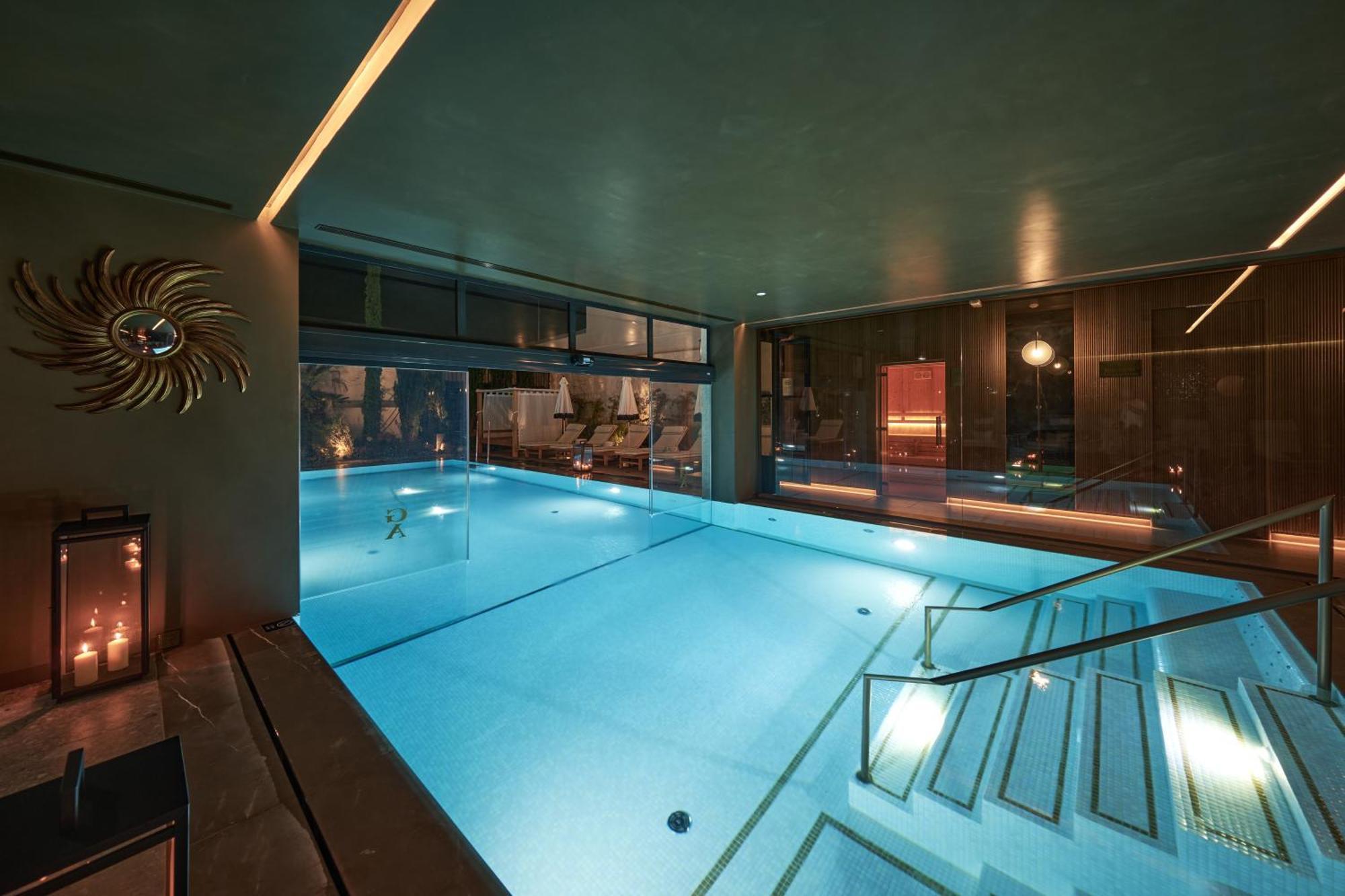 Ga Palace Hotel & Spa, A Xixth-Century Villa OOporto Exterior foto The swimming pool at the hotel
